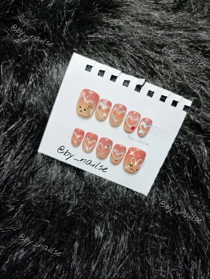 Press-on nails pink dengan aksen beruang dan hati