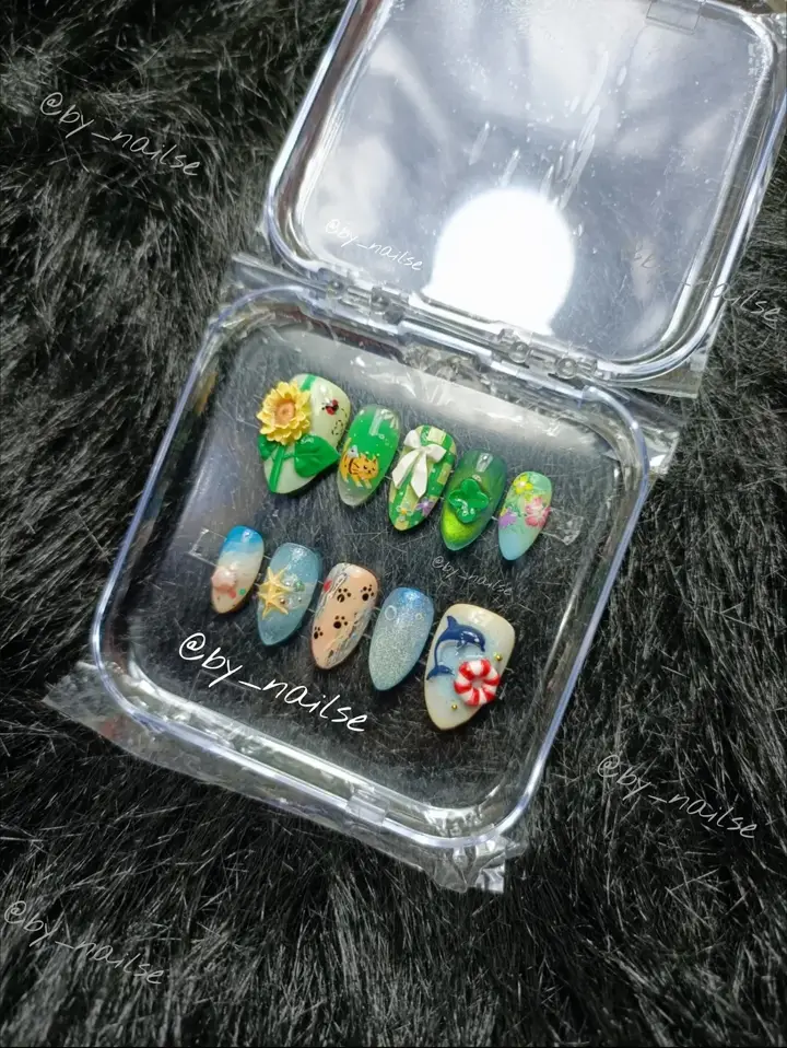 Press-on nails hijau dan biru dengan motif bunga matahari