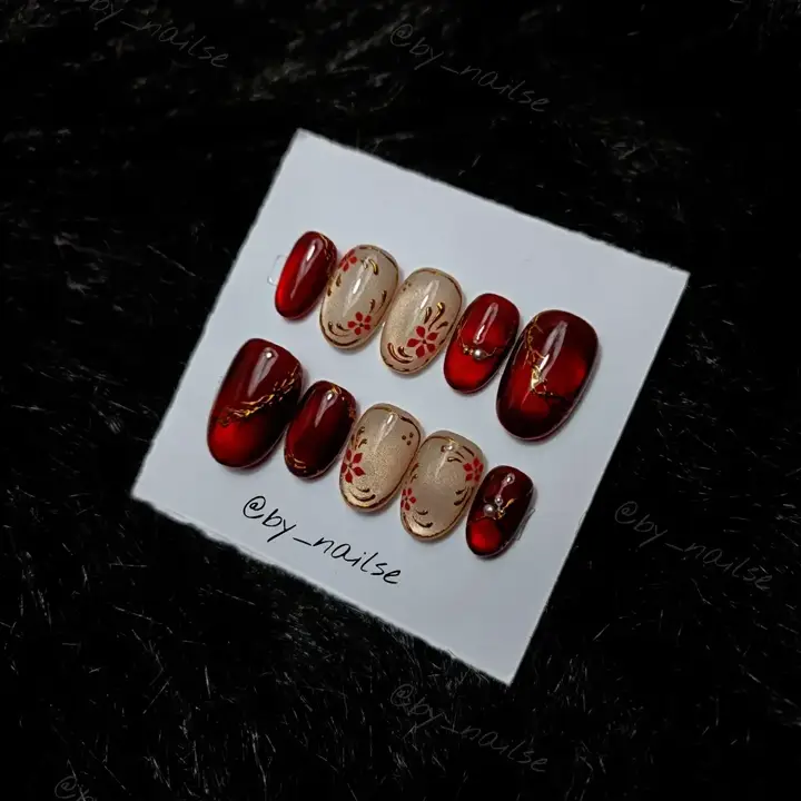 Press-on nails merah marun dengan motif bunga