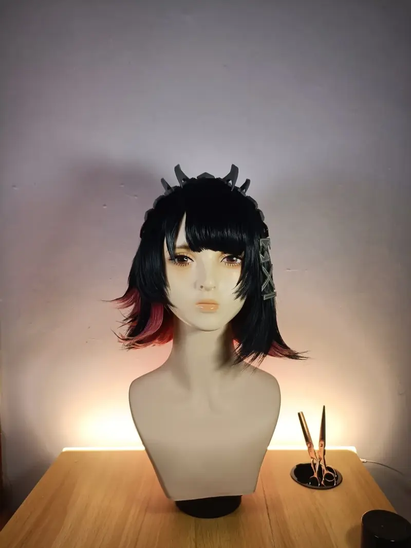 Wig Ellen Joe hasil styling, hitam dengan aksen merah
