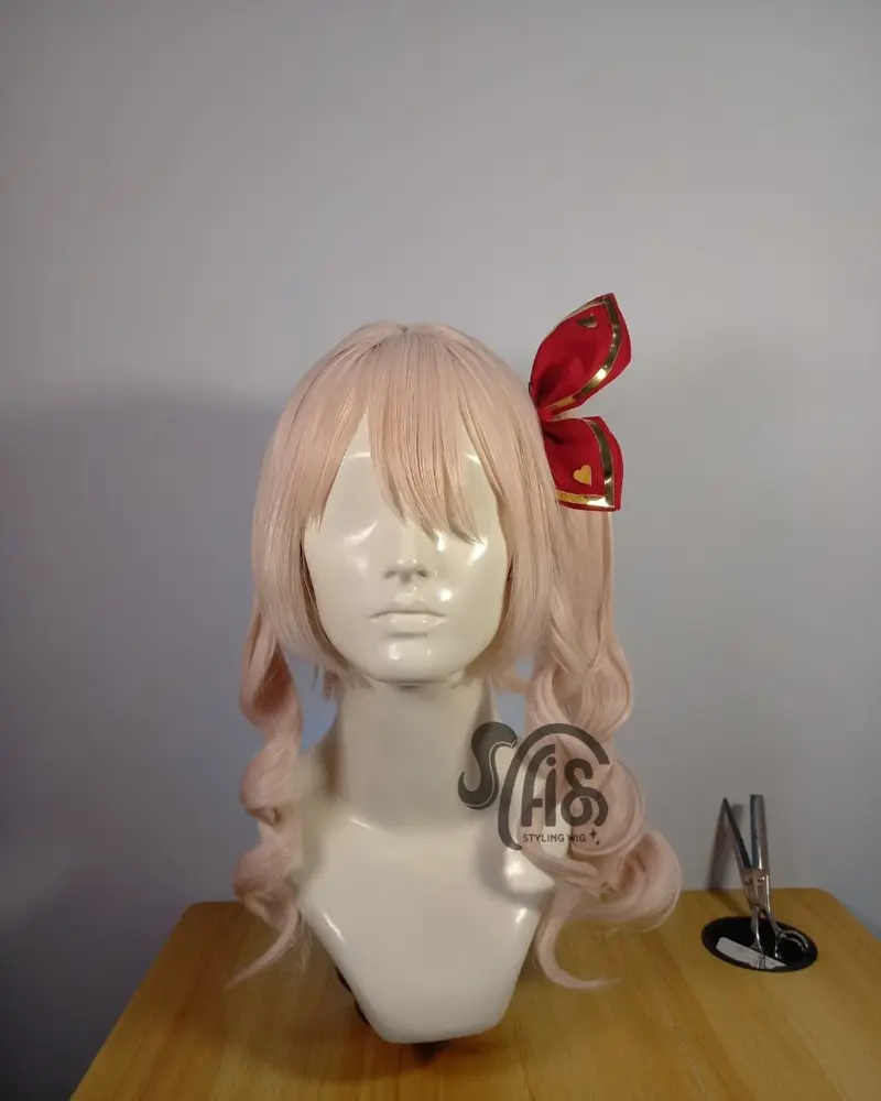 Wig Akiyama Mizuki hasil styling, warna pink dengan pita merah